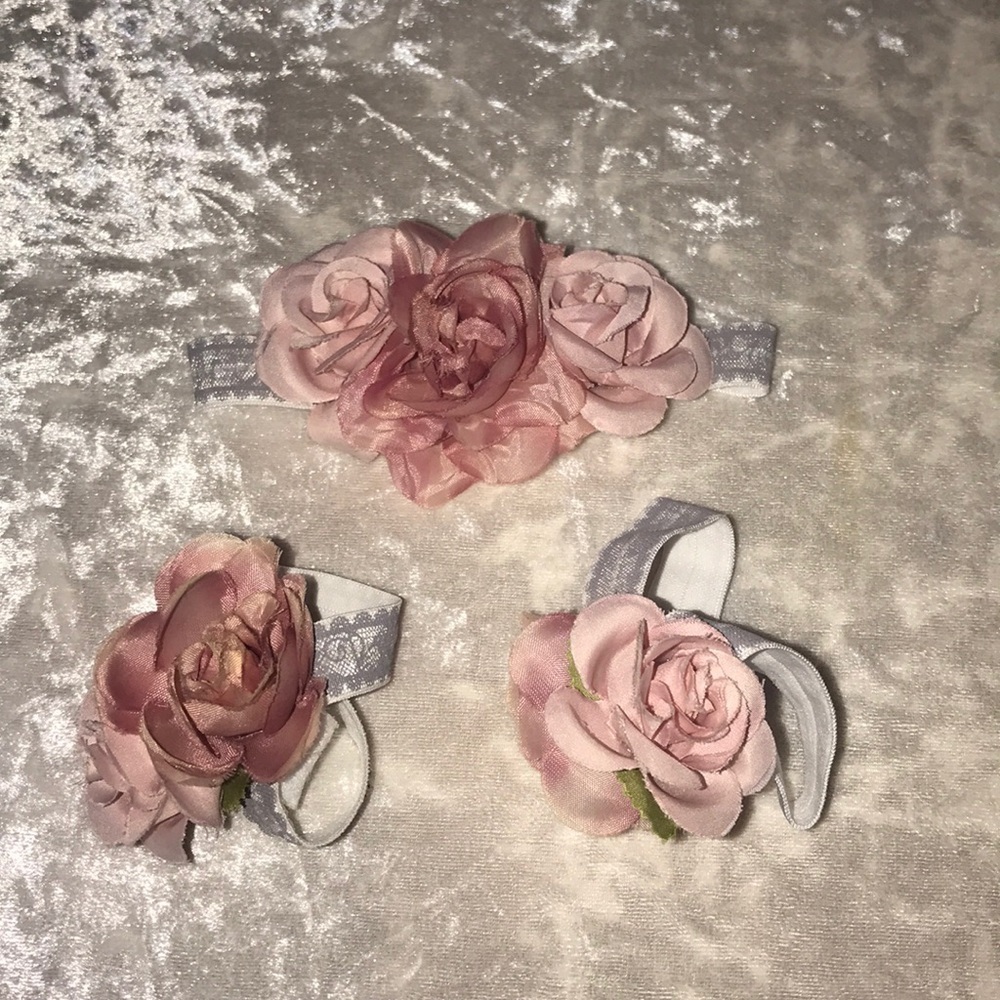 NWOT! Infant floral/lace like footies with matching flower headband